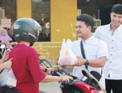 Lintas Angkatan Polri Polres Mamuju Tengah Bagikan Takjil di Depan Tugu Benteng Tobadak