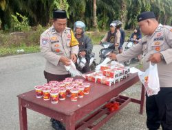 Polsek Tobadak Mempererat Hubungan dengan Warga Melalui Pembagian Takjil Ramadan