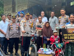 Polri Berikan Bantuan untuk Firdaus, Anak SD yang Viral dengan Sandal Jepit di Hari Pertama Masuk Sekolah