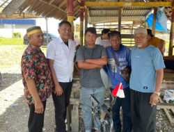 Personil Sat Intelkam Polres Mamuju Tengah Bagikan Bendera Merah Putih Dalam Rangka Hut Ri Ke-80
